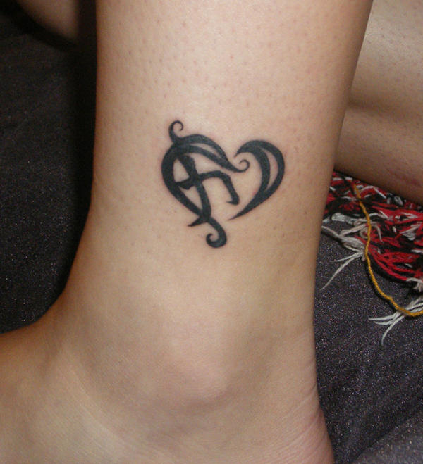 small heart tattoo design ideas on leg