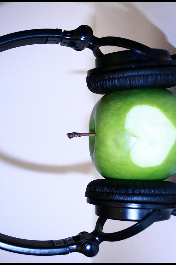 i love music. Apples love Music by ~21h00