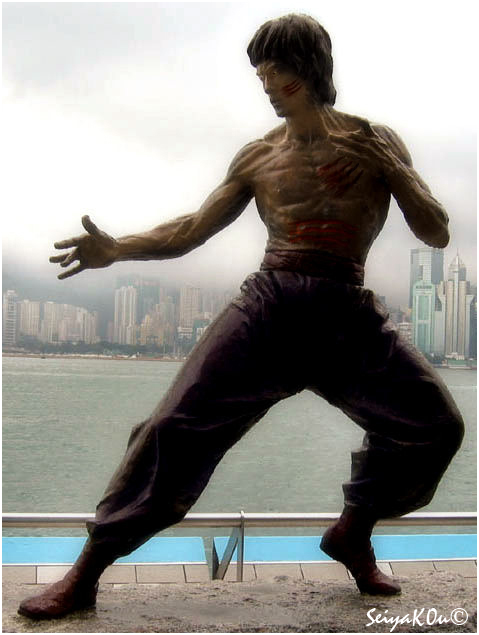 Bruce Lee statue comes to life