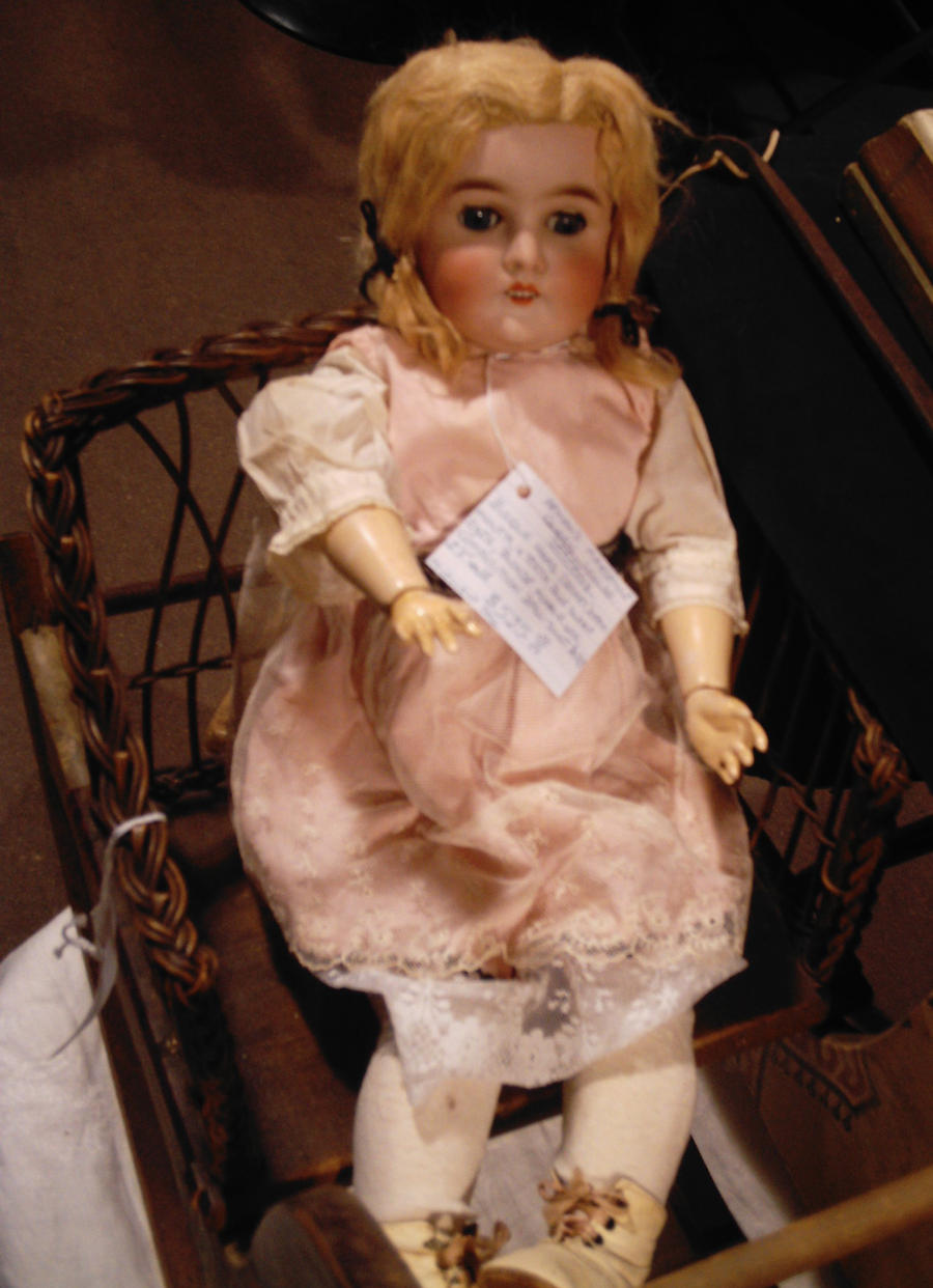 http://fc09.deviantart.net/fs70/i/2011/051/7/0/antique_victorian_doll 