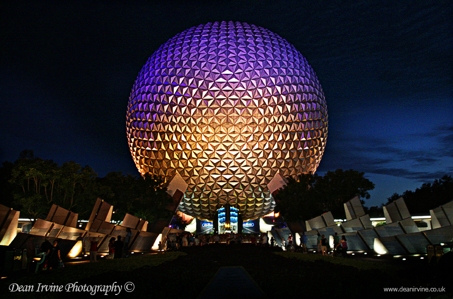 spaceship_earth_by_night_by_the_ultimate_evil-d31m31c.jpg