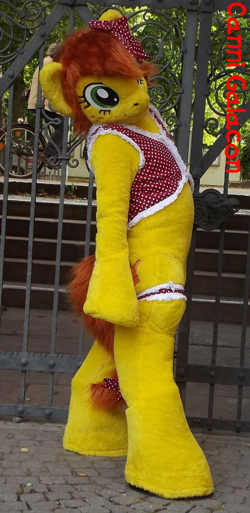 [Bild: canni_galacon_mlp_pony_mascot_costume_by...5ewdm0.jpg]