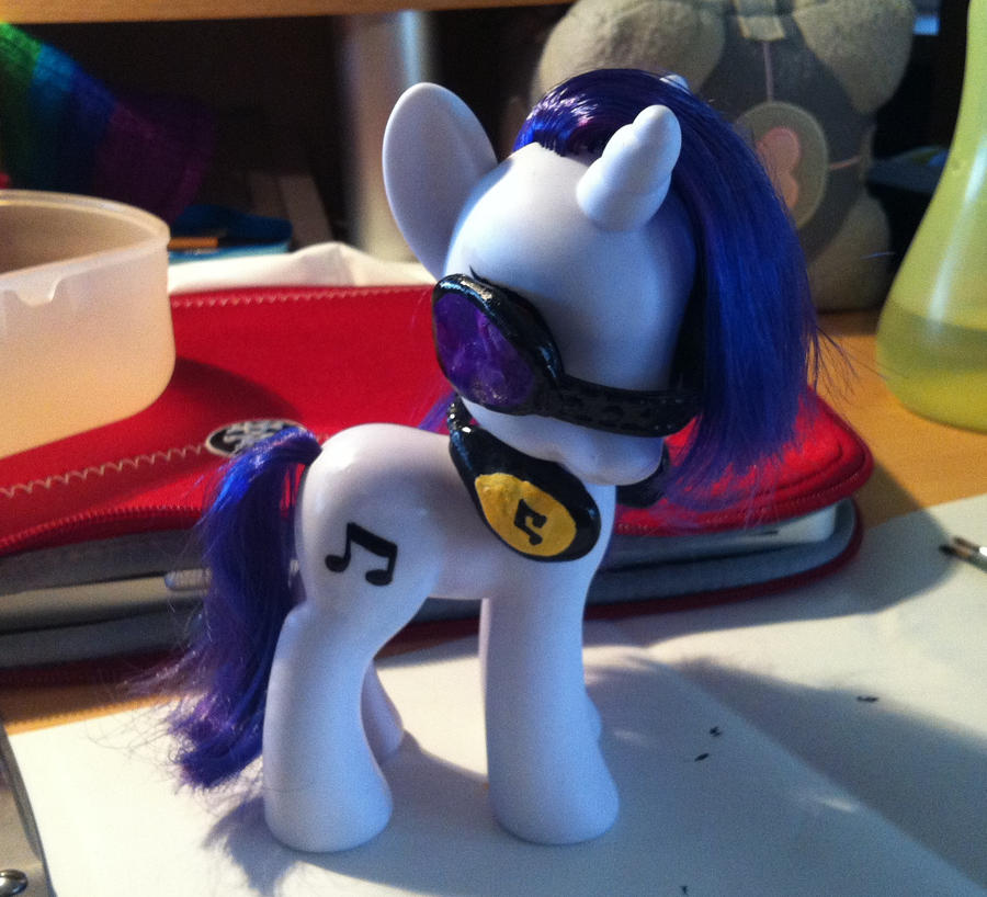  - custom_dj_pon3_vinyl_scratch_with_accessories_by_arieltaweret-d4gn6ud